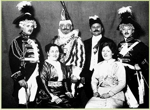 1914 wurde die Prinzengarde gegründet. Ihr erster Kommandeur war Franz Wilmenroth (links), der Sohn des Prinzen von 1907, hier zusammen mit Richard Vogel. Er war der letzte Narrenfürst vor dem Ersten Weltkrieg und einer der berühmtesten der Seidenstadt. Neben ihm sein Minister Fritz Beyer.